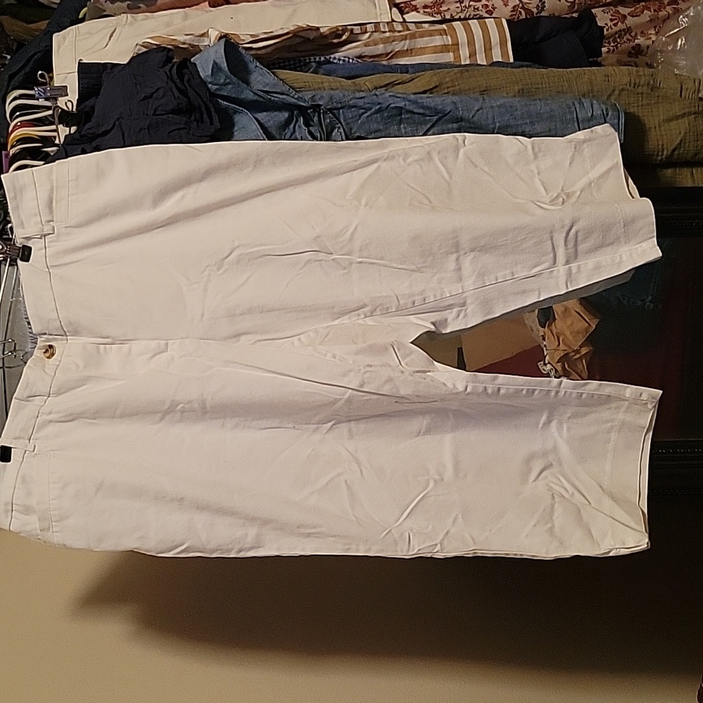White cotton Capri pants.
